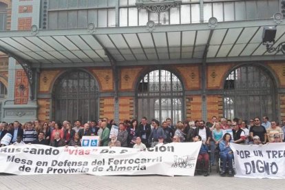 Decenas de personas apoyan a las personas con movilidad reducida
