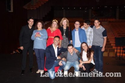 La orquesta, coro y danza de la Escuela de Música, Danza y Teatro de Roquetas, los artistas.