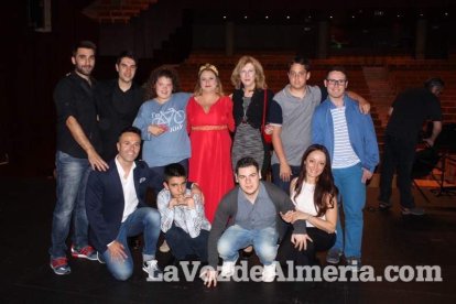 La orquesta, coro y danza de la Escuela de Música, Danza y Teatro de Roquetas, los artistas.