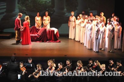 La orquesta, coro y danza de la Escuela de Música, Danza y Teatro de Roquetas, los artistas.