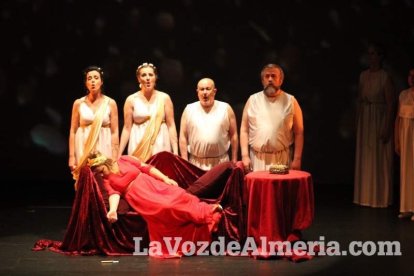 La orquesta, coro y danza de la Escuela de Música, Danza y Teatro de Roquetas, los artistas.