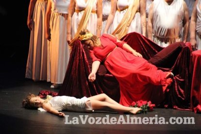 La orquesta, coro y danza de la Escuela de Música, Danza y Teatro de Roquetas, los artistas.