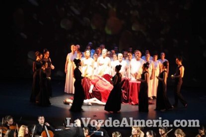 La orquesta, coro y danza de la Escuela de Música, Danza y Teatro de Roquetas, los artistas.