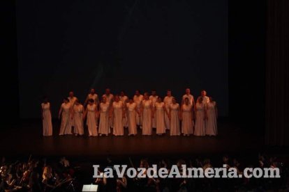 La orquesta, coro y danza de la Escuela de Música, Danza y Teatro de Roquetas, los artistas.