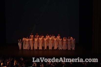 La orquesta, coro y danza de la Escuela de Música, Danza y Teatro de Roquetas, los artistas.