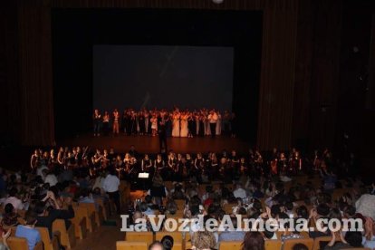 La orquesta, coro y danza de la Escuela de Música, Danza y Teatro de Roquetas, los artistas.
