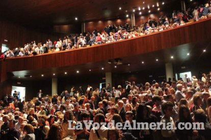 La orquesta, coro y danza de la Escuela de Música, Danza y Teatro de Roquetas, los artistas.