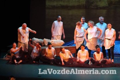 La orquesta, coro y danza de la Escuela de Música, Danza y Teatro de Roquetas, los artistas.