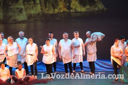 La orquesta, coro y danza de la Escuela de Música, Danza y Teatro de Roquetas, los artistas.