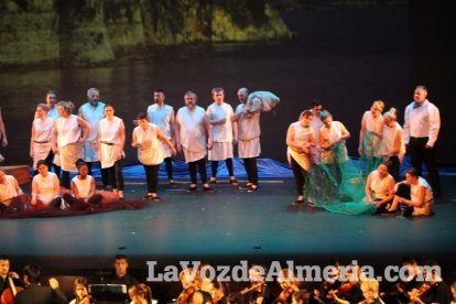 La orquesta, coro y danza de la Escuela de Música, Danza y Teatro de Roquetas, los artistas.