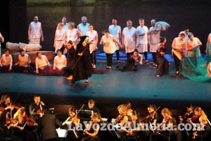 La orquesta, coro y danza de la Escuela de Música, Danza y Teatro de Roquetas, los artistas.