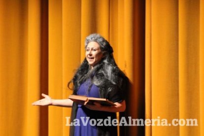 La orquesta, coro y danza de la Escuela de Música, Danza y Teatro de Roquetas, los artistas.