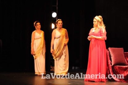 La orquesta, coro y danza de la Escuela de Música, Danza y Teatro de Roquetas, los artistas.