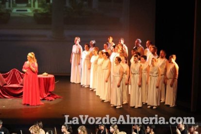 La orquesta, coro y danza de la Escuela de Música, Danza y Teatro de Roquetas, los artistas.