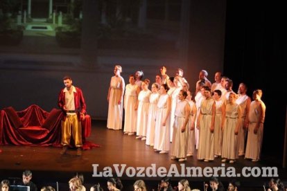 La orquesta, coro y danza de la Escuela de Música, Danza y Teatro de Roquetas, los artistas.