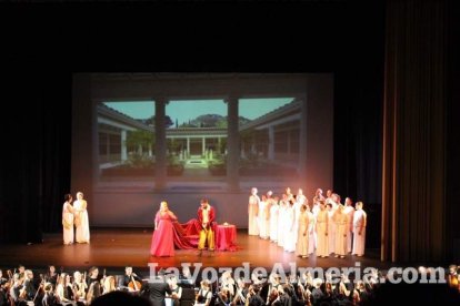 La orquesta, coro y danza de la Escuela de Música, Danza y Teatro de Roquetas, los artistas.