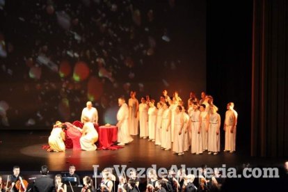 La orquesta, coro y danza de la Escuela de Música, Danza y Teatro de Roquetas, los artistas.