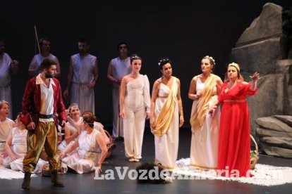 La orquesta, coro y danza de la Escuela de Música, Danza y Teatro de Roquetas, los artistas.