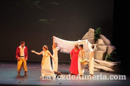 La orquesta, coro y danza de la Escuela de Música, Danza y Teatro de Roquetas, los artistas.