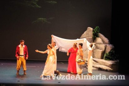La orquesta, coro y danza de la Escuela de Música, Danza y Teatro de Roquetas, los artistas.
