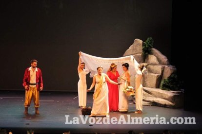 La orquesta, coro y danza de la Escuela de Música, Danza y Teatro de Roquetas, los artistas.