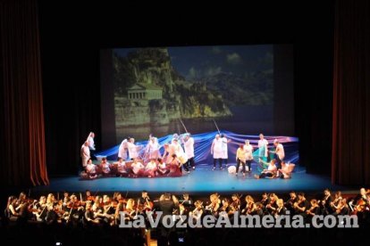 La orquesta, coro y danza de la Escuela de Música, Danza y Teatro de Roquetas, los artistas.