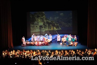 La orquesta, coro y danza de la Escuela de Música, Danza y Teatro de Roquetas, los artistas.