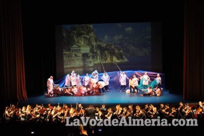 La orquesta, coro y danza de la Escuela de Música, Danza y Teatro de Roquetas, los artistas.