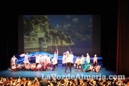 La orquesta, coro y danza de la Escuela de Música, Danza y Teatro de Roquetas, los artistas.