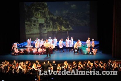La orquesta, coro y danza de la Escuela de Música, Danza y Teatro de Roquetas, los artistas.