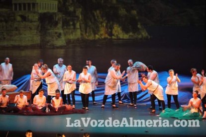 La orquesta, coro y danza de la Escuela de Música, Danza y Teatro de Roquetas, los artistas.