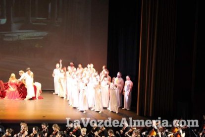 La orquesta, coro y danza de la Escuela de Música, Danza y Teatro de Roquetas, los artistas.