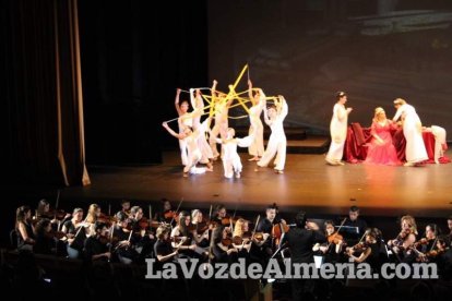 La orquesta, coro y danza de la Escuela de Música, Danza y Teatro de Roquetas, los artistas.
