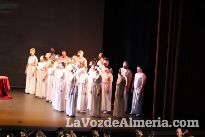 La orquesta, coro y danza de la Escuela de Música, Danza y Teatro de Roquetas, los artistas.