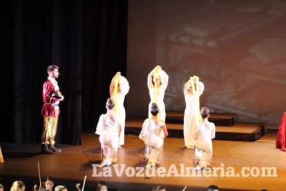 La orquesta, coro y danza de la Escuela de Música, Danza y Teatro de Roquetas, los artistas.