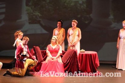 La orquesta, coro y danza de la Escuela de Música, Danza y Teatro de Roquetas, los artistas.