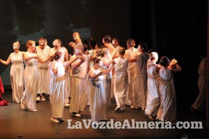 La orquesta, coro y danza de la Escuela de Música, Danza y Teatro de Roquetas, los artistas.
