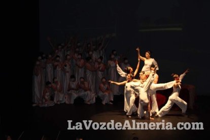 La orquesta, coro y danza de la Escuela de Música, Danza y Teatro de Roquetas, los artistas.