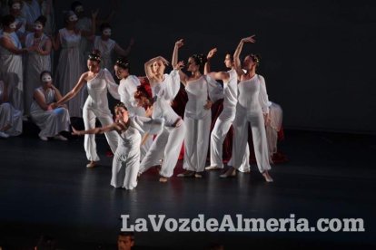 La orquesta, coro y danza de la Escuela de Música, Danza y Teatro de Roquetas, los artistas.