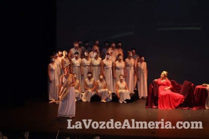 La orquesta, coro y danza de la Escuela de Música, Danza y Teatro de Roquetas, los artistas.