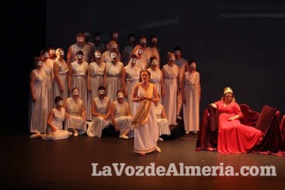 La orquesta, coro y danza de la Escuela de Música, Danza y Teatro de Roquetas, los artistas.