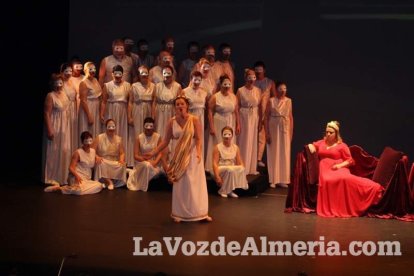 La orquesta, coro y danza de la Escuela de Música, Danza y Teatro de Roquetas, los artistas.