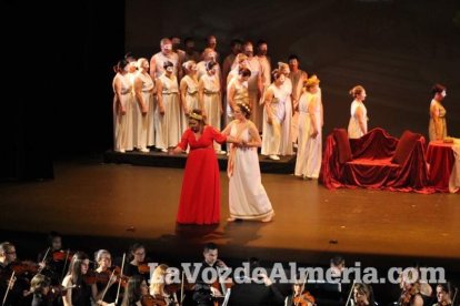 La orquesta, coro y danza de la Escuela de Música, Danza y Teatro de Roquetas, los artistas.