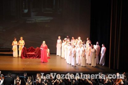 La orquesta, coro y danza de la Escuela de Música, Danza y Teatro de Roquetas, los artistas.