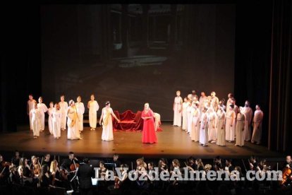La orquesta, coro y danza de la Escuela de Música, Danza y Teatro de Roquetas, los artistas.