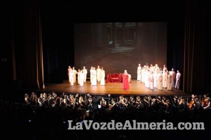 La orquesta, coro y danza de la Escuela de Música, Danza y Teatro de Roquetas, los artistas.