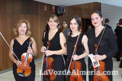 La orquesta, coro y danza de la Escuela de Música, Danza y Teatro de Roquetas, los artistas.