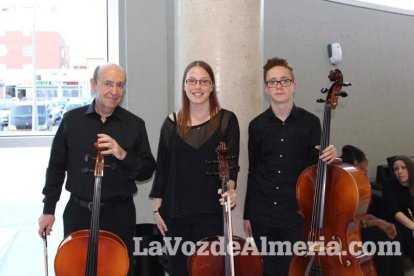 La orquesta, coro y danza de la Escuela de Música, Danza y Teatro de Roquetas, los artistas.