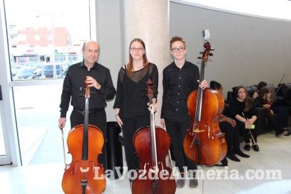 La orquesta, coro y danza de la Escuela de Música, Danza y Teatro de Roquetas, los artistas.