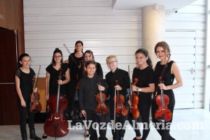 La orquesta, coro y danza de la Escuela de Música, Danza y Teatro de Roquetas, los artistas.